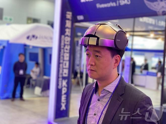 23일 송도컨벤시아에서 열린 '제6회 국제치안산업대전'에서 한 관람객이 마약 중독 치료 등에 활용할 수 있는 의료기기를 시연하고 있다. 경찰청과 인천광역시가 공동 주최하는 이번 행사는 26일까지 4일간 진행된다. 2024.10.23/뉴스1 ⓒ News1 이기범 기자