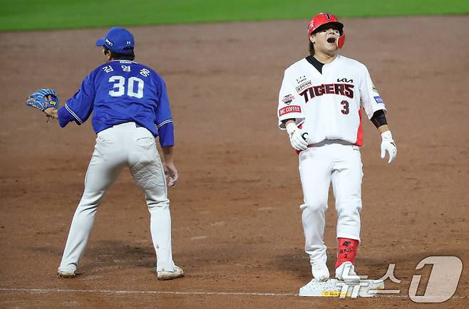 21일 오후 광주 기아챔피언스필드에서 열린 프로야구 '2024 신한 SOL 뱅크 KBO 포스트시즌' 한국시리즈 1차전 삼성 라이온즈와 KIA 타이거즈의 경기, 2회말 KIA 공격 2사에서 김선빈이 담장을 넘어갈 뻔한 3루타를 날린 후 아쉬워하고 있다. 2024.10.21/뉴스1 ⓒ News1 임세영 기자