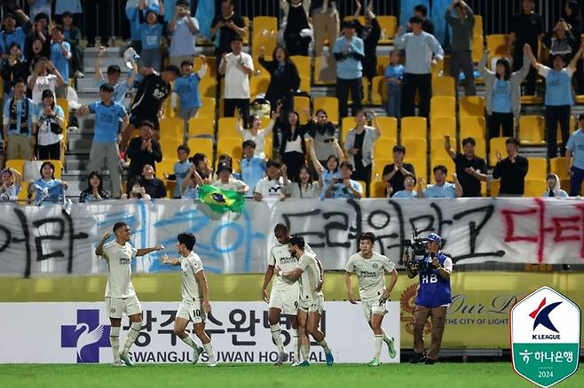 대구 선수들이 광주전에서 동점골을 만들어낸 뒤 기쁨을 나누고 있다. 사진 | 한국프로축구연맹