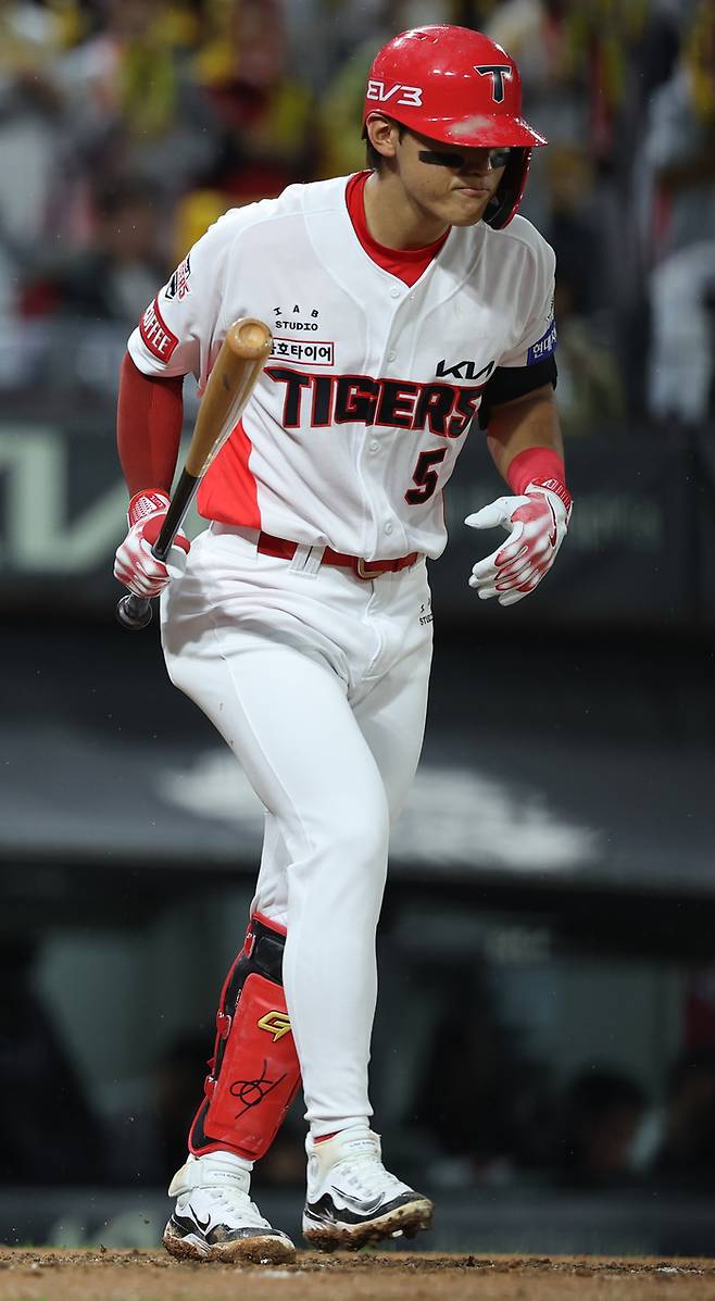 KIA 김도영이 21일 광주-기아 챔피언스 필드에서 열린 2024 KBO 한국시리즈 1차전 삼성과 경기에서 4회말 선두타자로 나서 볼넷으로 출루하고 있다. 사진 | 광주=연합뉴스