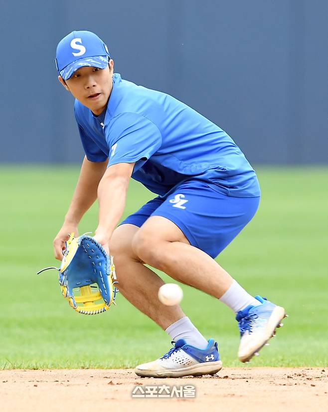 삼성 이재현이 15일 대구삼성라이온즈파크에서 열린 2024 KBO 플레이오프 2차전 LG와 경기에 앞서 수비 훈련을 하고 있다. 대구 | 박진업 기자 upandup@sportsseoul.com