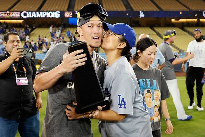 NLCS MVP 에드면과 그의 어머니. AFP·연합뉴스