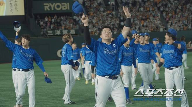 요코하마의 주포 마키가 재팬시리즈 진출을 확정한하고 관중석을 향해 손을 흔들고 있다. 요코하마는 올 시즌 센트럴리그 팀 타율, 득점 1위를 했다. 사진캡처=요코하마 베이스타즈 SNS