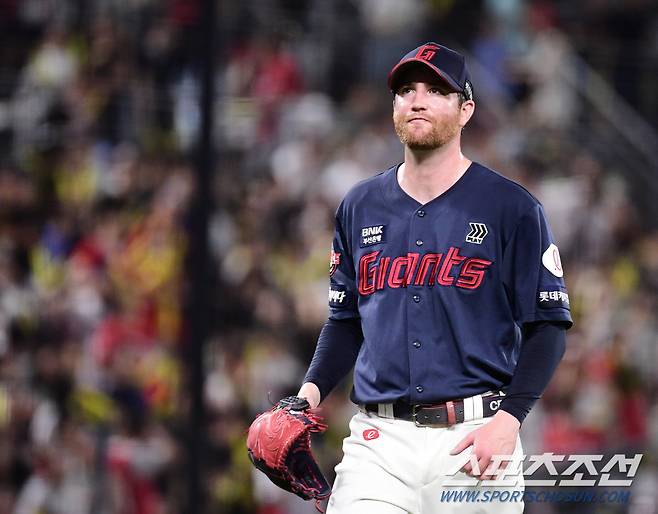 22일 광주 기아챔피언스필드에서 열린 KIA와 롯데의 경기. 4회 투구를 마치고 마운드를 내려오는 롯데 선발 반즈. 광주=송정헌 기자songs@sportschosun.com/2024.08.22/