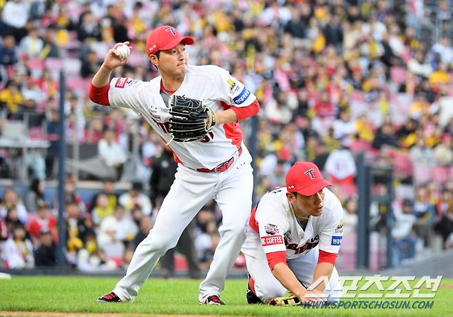 23일 광주 기아챔피언스필드에서 열린 한국시리즈 1차전 KIA 타이거즈와 삼성 라이온즈의 서스펜디드 경기. 7회초 무사 1루 삼성 김지찬 번트 타구를 KIA 전상현이 잡아 1루로 송구하고 있다. 광주=박재만 기자 pjm@sportschosun.com/2024.10.23/