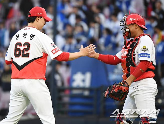 23일 광주 기아 챔피언스필드에서 열린 삼성과 KIA의 한국시리즈 1차전 서스팬디드 경기. KIA가 5대1 역전승을 거뒀다. 마무리 정해영과 김태군 포수가 손을 맞잡고 있다. 광주=정재근 기자 cjg@sportschosun.com/2024.10.23/