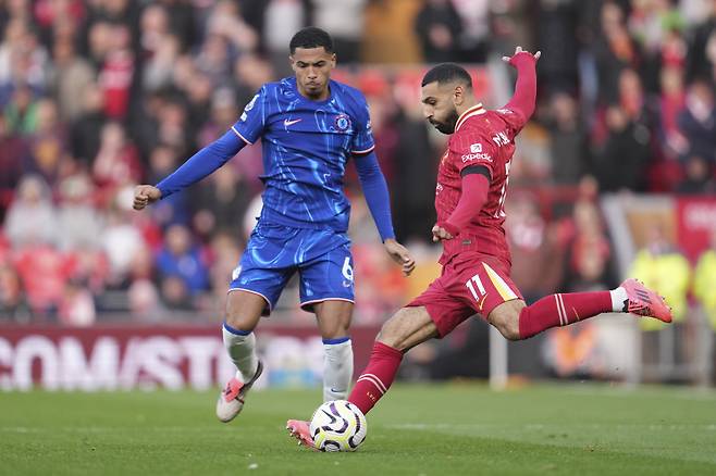 Liverpool's Mohamed Salah, right, kicks the ball ahead of Chelsea's Levi Colwill during the English Premier League soccer match between Liverpool and Chelsea at Anfield Stadium, Liverpool, England, Sunday, Oct. 20, 2024. (AP Photo/Jon Super)
<저작권자(c) 연합뉴스, 무단 전재-재배포, AI 학습 및 활용 금지>