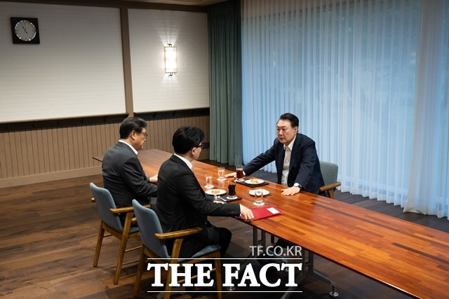 대통령실이 윤석열 대통령과 한동훈 국민의힘 대표 면담 당시 한 대표를 의전 차원에서 홀대했다는 논란을 두고 "그거야말로 왜곡된 해석"이라고 강하게 반박했다. 윤 대통령이 21일 오후 용산 대통령실에서 한 대표와 면담을 갖고 있다. /대통령실