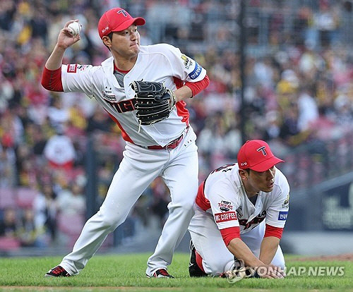 23일 광주 기아챔피언스필드에서 우천으로 중단됐다 재개된 2024 신한 SOL뱅크 KBO 포스트시즌 한국시리즈 1차전 삼성 라이온즈와 KIA 타이거즈의 경기. 7회초 무사 1루 KIA 전상현이 삼성 김지찬이 번트한 공을 잡아 1루로 송구하고 있다. 오른쪽은 서건창. [광주=연합뉴스]