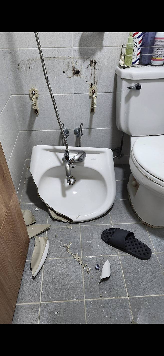 세면대 무너졌는데 집주인이 수리안해준다함..
