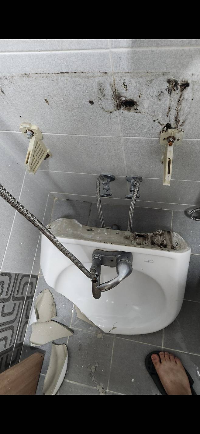 세면대 무너졌는데 집주인이 수리안해준다함..