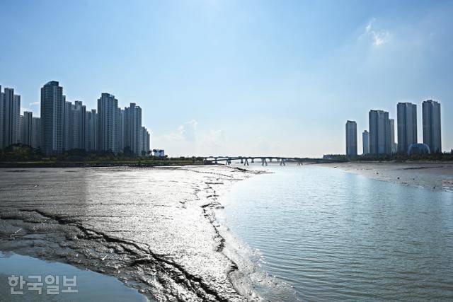 갯벌이 형성된 월곶포구 풍경. 왼편은 시흥 배곧신도시, 오른쪽은 인천 남동구 논현동이다.