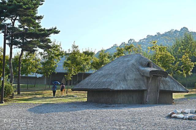 오이도선사유적공원의 움집 체험장. 선사시대 건물이라기엔 규모가 지나치게 크다.