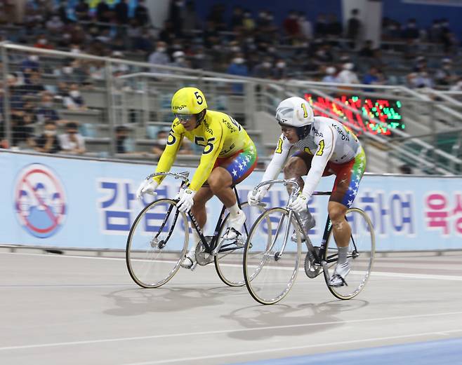 정종진(왼쪽)과 임채빈이 나란히 달리고 있는 모습. 경륜경정본부