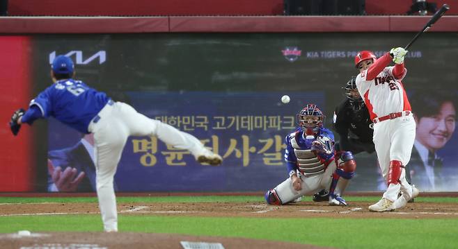 <yonhap photo-6259="">23일 광주 기아챔피언스필드에서 열린 2024 신한 SOL뱅크 KBO 포스트시즌 한국시리즈 2차전 삼성 라이온즈와 KIA 타이거즈의 경기. 1회말 1사 2,3루 상황에서 KIA 이우성이 2타점 적시타를 치고 있다. [연합뉴스]</yonhap>