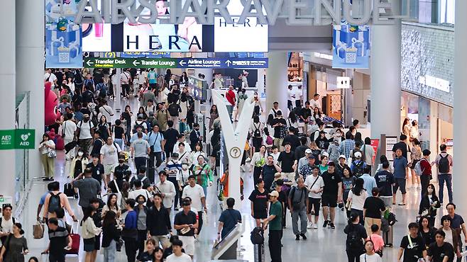 추석연휴 시작 하루 전, 붐비는 인천공항 면세구역 [사진제공:연합뉴스]