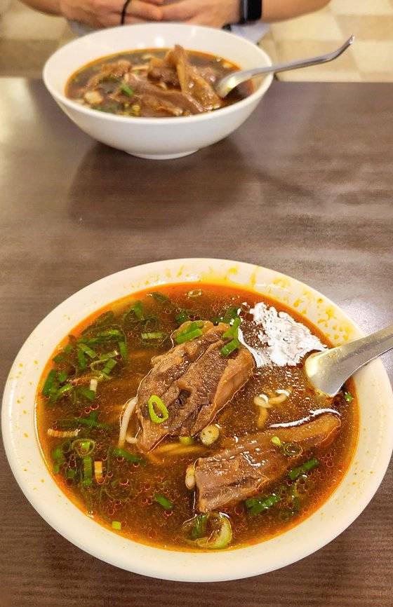 갈비탕과 육계장을 섞어놓은 듯한 대만의 우육면. ‘크코우 뉴러우미엔’의 고기는 입에 넣는 순간 녹아버리는 느낌이 들 정도도 식감이 부드럽다.