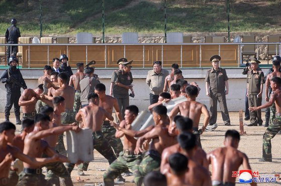 김정은 국무위원장이 지난달 11일 북한 특수작전부대 훈련기지를 현지 시찰하면서 전투원들의 훈련실태를 점검하는 모습. 조선중앙통신, 연합뉴스