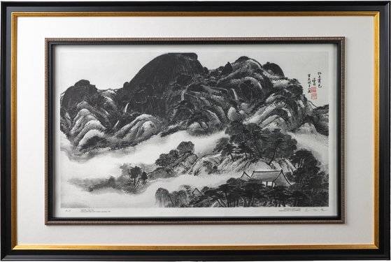 한국조폐공사가 국립박물관문화재단과 선보인 국보 ‘인왕제색도’의 요판화 상품. 대형(824*546㎜), 중형(526*356㎜), 소형(310*196㎜)으로 나뉘어 한정판 출시됐고 대형과 중형엔 요판선화 디자이너 신인철씨의 서명과 일련번호를 표시했다. 사진 국립박물관문화재단