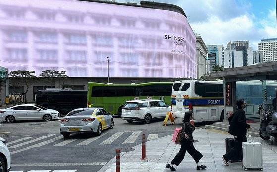 서울 중구 신세계백화점 본점 앞에 현재 조성하고 있는 LED 전광판. 문희철 기자