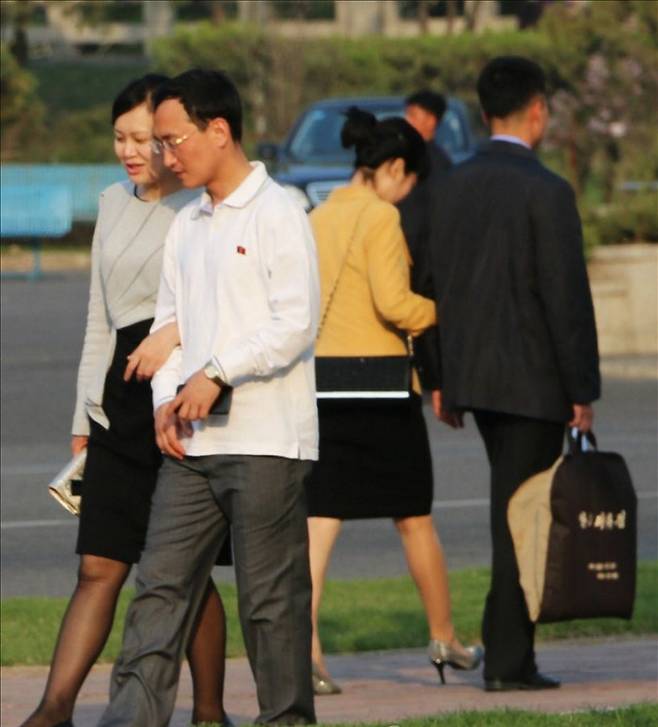 평양 시내에서 다정하게 걷고 있는 젊은 연인. 한반도의 북쪽에서는 부부 사이에서 ‘오빠’와 ‘자기’를 쓰면 ‘평양문화어보호법’에 의해 ‘괴뢰말’이라 낙인찍혀 처벌받을 수도 있다. 연합뉴스