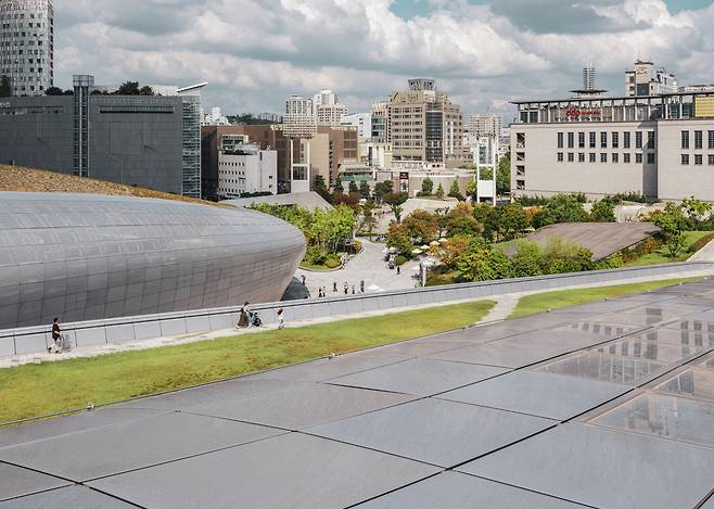 This photo shows view of the Dongdaemun Design Plaza and its surrounding areas on top of the roof of the DDP at Jung-gu, central Seoul. (Seoul Metropolitan Government)