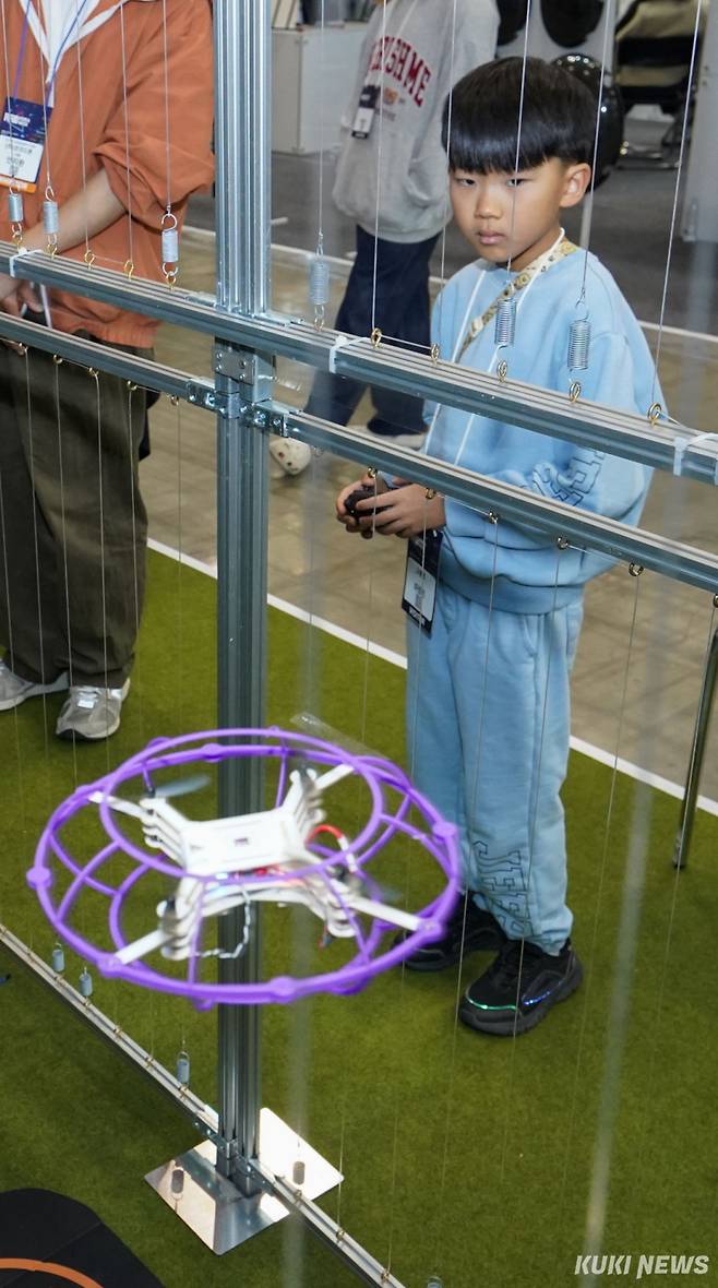 내가 드론 꿈나무23일 경기 고양시 킨텍스 제2전시장에서 열린 '2024 고양 드론·도심항공모빌리티 박람회 드론엔터존에서 한 어린이가 드론을 조종하고 있다.