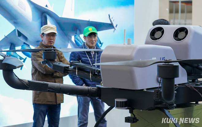 23일 경기 고양시 킨텍스 제2전시장에서 열린 '2024 고양 드론·도심항공모빌리티 박람회에서 드론 동호회 회원인 최윤수(73) 씨가 하이브리드 엔진 시스템을 적용한 LIG의 40㎏ 수송드론(KCD-40)을 살펴보고 있다.