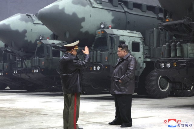 김정은 북한 국무위원장이 전략미사일기지를 시찰하고 발사 관련 시설 요소별 기능과 능력, 전략 미사일 전투직일 근무(당직 근무) 상태 등 나라의 안전과 직결된 전략적 억제력의 가동 준비 태세를 점검했다고 조선중앙통신이 23일 보도했다.  조선중앙통신, 연합뉴스