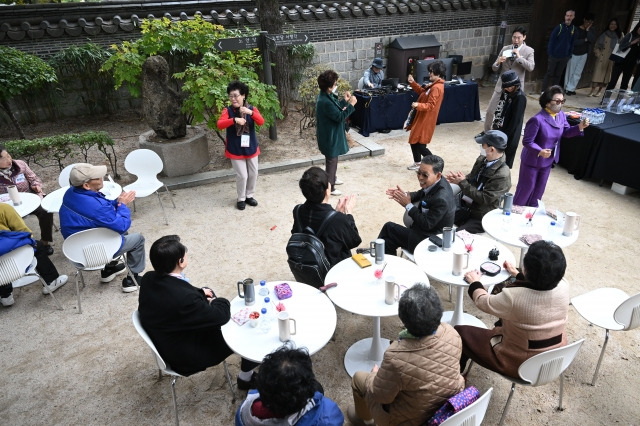 23일 서울 종로구 운현궁 앞에서 진행된 ‘굿 라이프 챌린지’에 참가한 어르신들이 춤을 추고 있다. 윤웅 기자