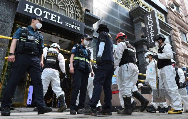 지난 8월23일 소방과 경찰, 국과수 관계자 등이 부천시 원미구 중동의 한 호텔에서 정확한 화재 원인을 밝히기 위한 합동 감식을 하고 있다. 경기일보DB