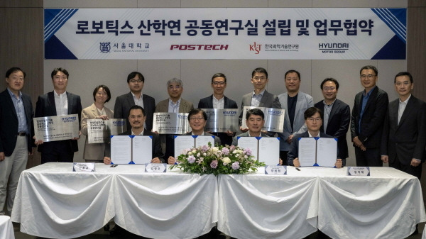 앞줄 왼쪽부터 POSTECH 산학협력단 김종규 단장, 서울대학교 공과대학장 김영오 교수, 현대차·기아 R&D본부장 양희원 사장, 한국과학기술원 AI·로봇연구소 김익재 소장 [사진제공=현대차그룹]