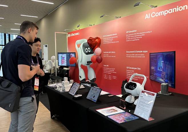 로봇 콘퍼런스 '로스콘'에 참여한 LG전자 관계자가 Q9 프로젝트를 소개하고 있다. LG전자