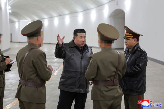 김정은 북한 국무위원장이 전략미사일기지를 시찰하고 발사 관련 시설 요소별 기능과 능력, 전략 미사일 전투직일 근무(당직 근무) 상태 등 나라의 안전과 직결된 전략적 억제력의 가동 준비 태세를 점검했다고 조선중앙통신이 23일 보도했다. 조선중앙통신 연합뉴스