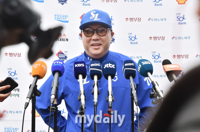 22일 오후 광주광역시 임동 광주기아챔피언스필드에서 진행되는 '2024 프로야구 KBO리그 포스트시즌' 한국시리즈 1차전 서스펜디드 KIA타이거즈와 삼성라이온즈와의 경기. 그라운드사정으로 23일로 경기가 순연된 가운데 삼성 박진만 감독이 인터뷰를 갖고 있다./마이데일리