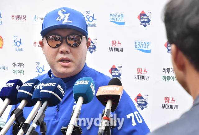 22일 오후 광주광역시 임동 광주기아챔피언스필드에서 진행되는 '2024 프로야구 KBO리그 포스트시즌' 한국시리즈 1차전 서스펜디드 KIA타이거즈와 삼성라이온즈와의 경기. 그라운드사정으로 23일로 경기가 순연된 가운데 삼성 박진만 감독이 인터뷰를 갖고 있다./광주=송일섭 기자 andlyu@mydaily.co.kr