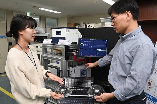 ETRI 연구진이 오경보 방지하는 지능형 화재감지 기술이 적용된 시제품에 대한 구성 및 구조를 논의하고 있다.[ETRI 제공]