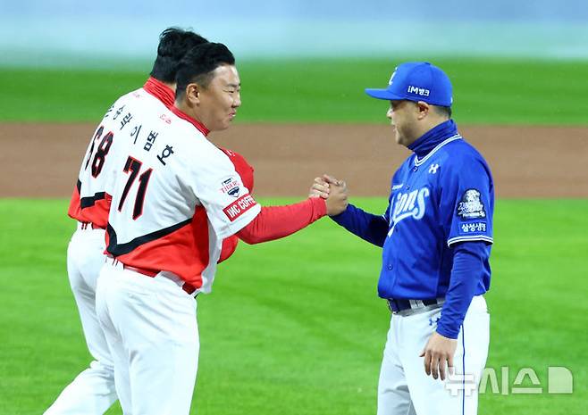 [광주=뉴시스] 전신 기자 = 21일 광주 북구 광주-기아챔피언스필드에서 열린 2024 KBO 포스트시즌 한국시리즈 1차전 삼성 라이온즈와 KIA 타이거즈의 경기 시작에 앞서 KIA 이범호 감독과 삼성 박진만 감독이 인사하고 있다. 2024.10.21. photo1006@newsis.com