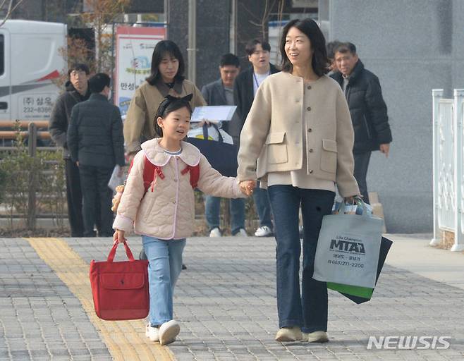 [전주=뉴시스] 김얼 기자 =지난 3월4일 전북 전주시 전주양현초등학교에서 1학년 입학생들이 활기찬 모습으로 등교하고 있다. (사진은 기사와 직접 관련 없습니다) 2024.03.04. pmkeul@newsis.com