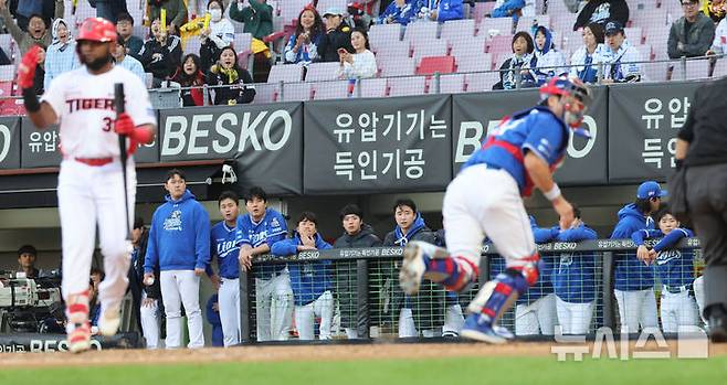 [광주=뉴시스] 김금보 기자 = 23일 광주 북구 광주-기아챔피언스필드에서 재개된 삼성 라이온즈와 KIA 타이거즈의 2024 KBO 포스트시즌 한국시리즈 1차전 서스펜디드 경기, 7회말 2사 1,3루 삼성 선수들이 KIA 소크라테스 타석 때 삼성 임창빈 폭투로 공이 빠지자 낙담하고 있다. 2024.10.23. kgb@newsis.com