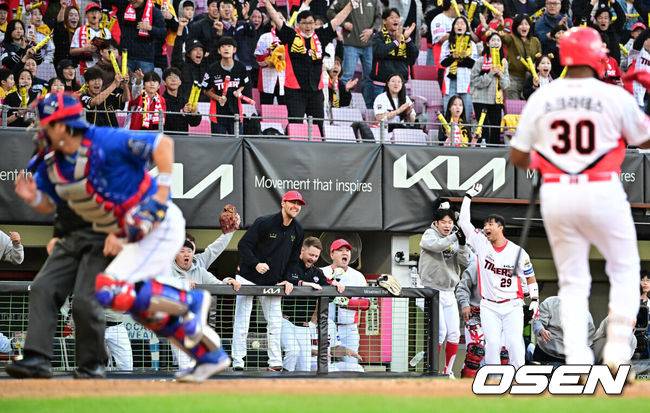 [OSEN=광주, 지형준 기자] 23일 오후 광주-기아 챔피언스필드에서 2024 신한 SOL Bank KBO리그 삼성 라이온즈와 KIA 타이거즈의 한국시리즈(KS·7전4선승제) 1차전 서스펜디드 경기가 열렸다.가을야구&nbsp;사상 첫 서스펜디드 게임으로 일정이 꼬인 2024 KBO 한국시리즈(KS)는 초유의 2박3일 경기에&nbsp;실질적인 더블헤더로 치러진다.&nbsp;이날 1차전 서스펜디드 게임과 2차전이 차례로 펼쳐진다.7회말 2사 1,3루에서 KIA 더그아웃의 선수들이 소크라테스 타석에 삼성 임창민의 폭투로 역전에 성공하자 기뻐하고 있다. 2024.10.23 / jpnews@osen.co.kr