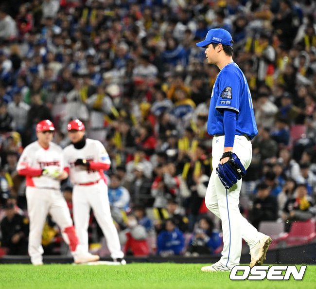 [OSEN=광주, 이대선 기자] 23일 광주 기아챔피언스필드에서 2024 신한 SOL뱅크 KBO 한국시리즈 2차전 KIA 타이거즈와 삼성 라이온즈의 경기가 열렸다.KIA는 양현종, 삼성은 황동재를 선발 투수로 내세웠다.1회말 1사 2,3루에서 KIA 이우성에게 중전 2타점 적시타를 허용한 삼성 황동재가 아쉬운 표정을 짓고 있다. 2024.10.23 / sunday@osen.co.kr