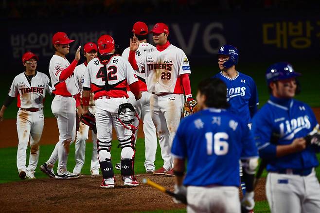 23일 광주 북구 광주-기아챔피언스필드에서 열린 2024 KBO 포스트시즌 한국시리즈 2차전 삼성 라이온즈와 KIA 타이거즈의 경기, 8-3 점수로 승리한 KIA 선수들이 서로 축하하고 있다. 뉴시스