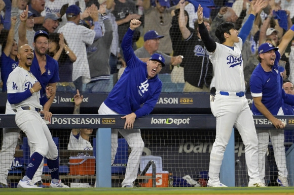 BASEBALL-MLB-LAD-NYM/ - Oct 20, 2024; Los Angeles, California, USA; Los Angeles Dodgers right fielder Mookie Betts (50), first baseman Freddie Freeman (5) , designated hitter Shohei Ohtani (17) and catcher Austin Barnes (15) celebrate after a two run home run by shortstop Tommy Edman (not pictured) in the third inning against the New York Mets during game six of the NLCS for the 2024 MLB playoffs at Dodger Stadium. Mandatory Credit: Jayne Kamin-Oncea-Imagn Images    <Copyright (c) Yonhap News Agency prohibits its content from being redistributed or reprinted without consent, and forbids the content from being learned and used by artificial intelligence systems.>