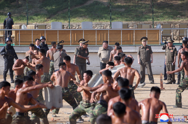 김정은 북한 국무위원장이 폭풍군단으로 추정되는 특수전 부대 훈련을 참관하고 있다. 조선중앙통신·연합뉴스