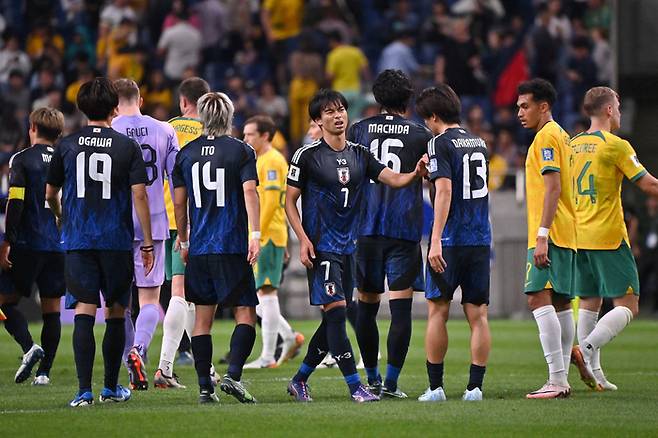 일본 축구대표팀 선수들이 15일 북중미월드컵 아시아 3차예선 호주전에서 무승부로 마친 뒤 아쉬워하고 있다. Getty Images코리아