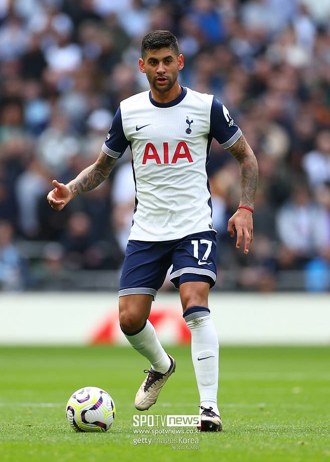 ▲&nbsp;토트넘 소식을 전하는 '더 보이 홋스퍼'는 23일(한국시간) 로메로의 어머니 인터뷰를 인용해 그의 이적 루머를 언급했다. "로메로의 평생의 꿈은 벨그라노에서 성공하는 것이다. 오늘날에도 여전히 그의 사랑이다. 아직 해결되지 않은 과제이지만 분명히 해낼 것이다"라고 말했다.