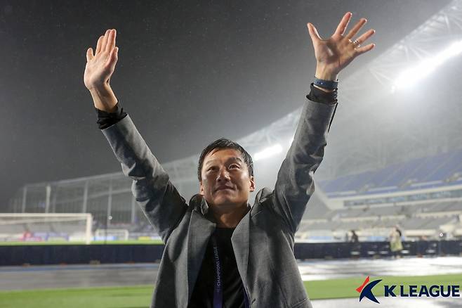 이정효 광주FC 감독이 경기가 끝난 뒤 서포터즈에게 두 팔을 벌리고 있다. /사진=한국프로축구연맹 제공