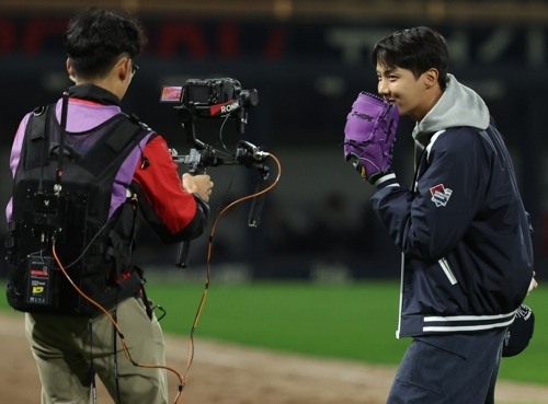 시구하는 방탄소년단 제이홉. 사진ㅣ연합뉴스