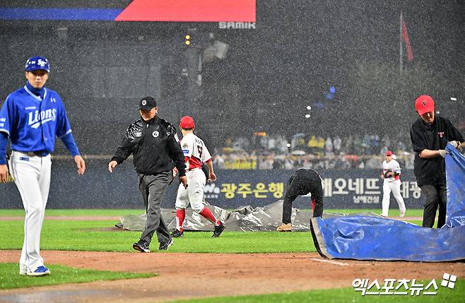 연이틀 광주 지역에 내린 비가 포스트시즌 최초 서스펜디드 경기까지 만들면서 한국시리즈 큰 변수로 작용하고 있다. 광주, 김한준 기자